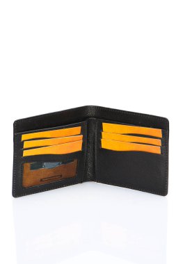 Beyaz zemin üzerinde bir deri çanta