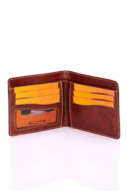 Beyaz zemin üzerinde bir deri çanta