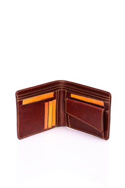 Beyaz zemin üzerinde bir deri çanta