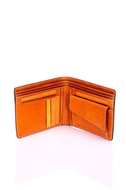 Beyaz zemin üzerinde bir deri çanta