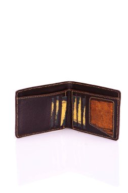 Beyaz zemin üzerinde bir deri çanta