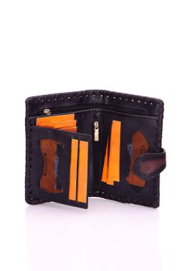 Beyaz zemin üzerinde bir deri çanta