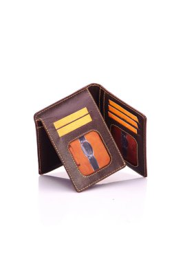 Beyaz zemin üzerinde bir deri çanta