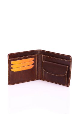 Beyaz zemin üzerinde bir deri çanta