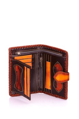 Beyaz zemin üzerinde bir deri çanta