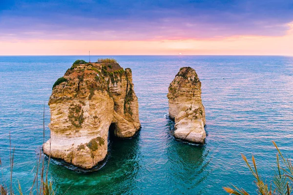 Puesta de sol en Beirut raouche rocas Fotos de stock libres de derechos