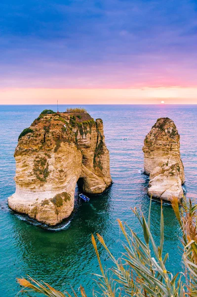 Puesta de sol en Beirut raouche rocas Fotos de stock libres de derechos