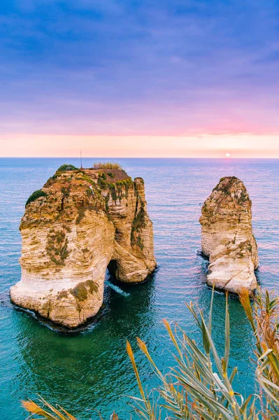 Coucher de soleil à Beyrouth sur des rochers raouches Images De Stock Libres De Droits