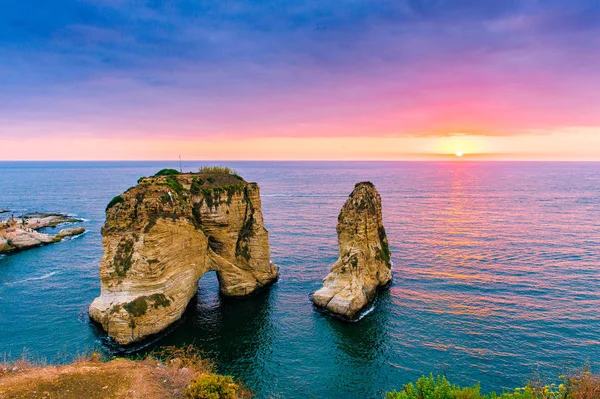 Beirut solnedgång på raouche stenar Stockbild