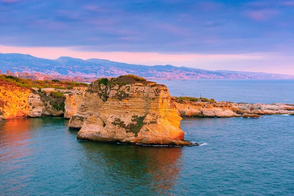 Coucher de soleil à Beyrouth sur des rochers raouches Image En Vente