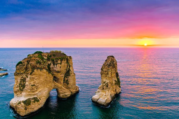 Tramonto di Beirut su rocce raouche Foto Stock