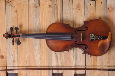 ahşap arka plan ve yay bir keman resmi