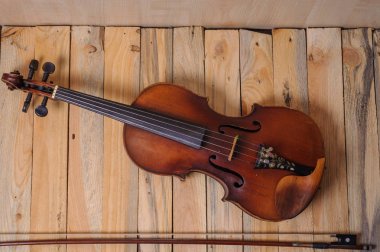 ahşap arka plan ve yay bir keman resmi