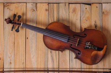 ahşap arka plan ve yay bir keman resmi