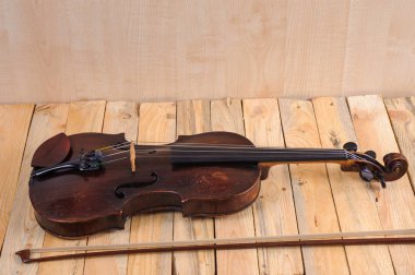 beyaz zemin üzerinde bir keman görüntü