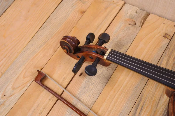 ahşap arka plan ve yay bir keman resmi