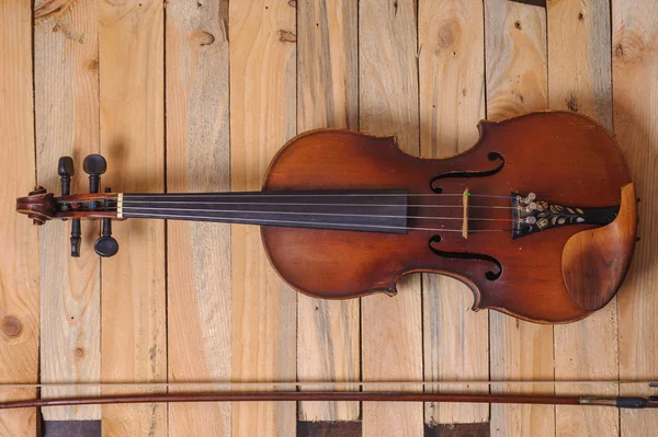 ahşap arka plan ve yay bir keman resmi