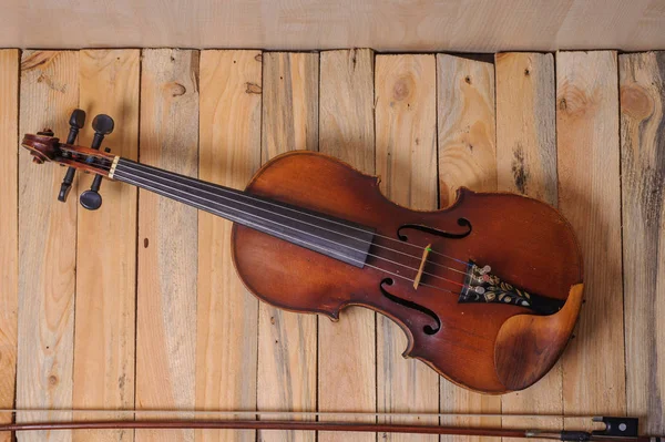ahşap arka plan ve yay bir keman resmi