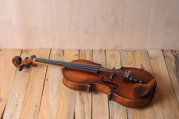 Un'immagine di violino sullo sfondo di legno — Foto Stock