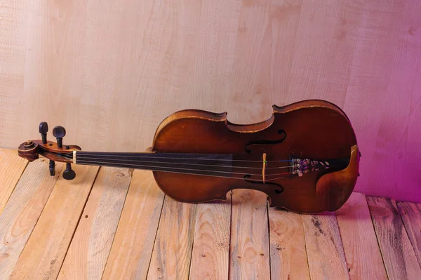Зображення скрипки на білому тлі — стокове фото