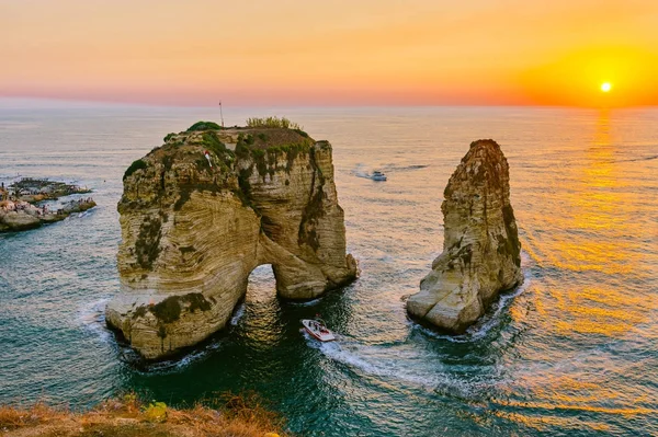 Puesta de sol en Beirut raouche rocas —  Fotos de Stock