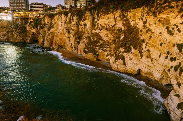 Tramonto di Beirut su rocce raouche — Foto Stock