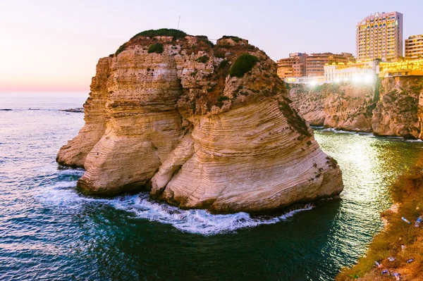 Tramonto di Beirut su rocce raouche — Foto Stock