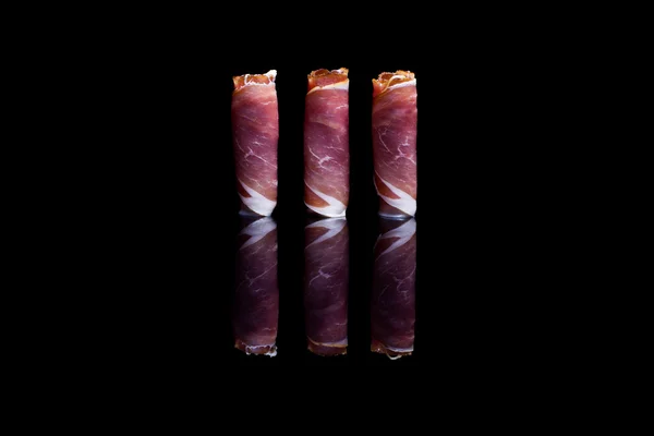 Prosciutto jambonu dikey olarak yerleştirilmiş üç rulo
