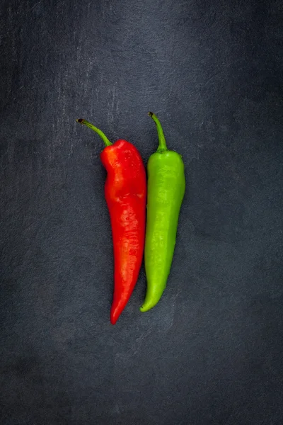 Zanahoria roja y verde en una pizarra gris —  Fotos de Stock