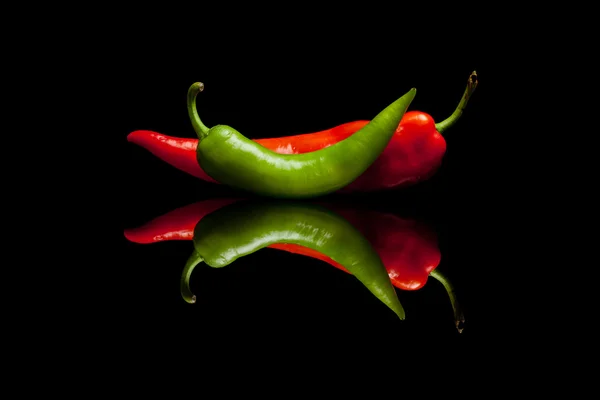 Siyah arka plan kırmızı ve yeşil biber