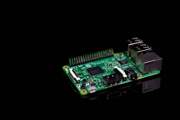 Devre kartı üzerinde siyah backgr rj45, HDMI ve usb bağlantısı