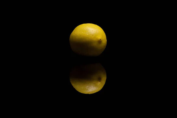 一整个孤立黄色柠檬与流水滴眼液对黑色黑色 — 图库照片