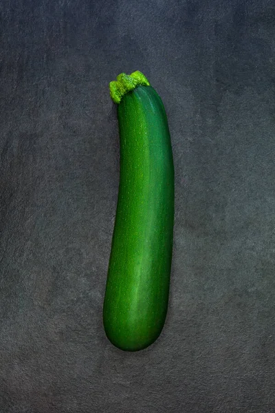 Zucchine fresche verdi isolate su backgroun in pietra di ardesia grigio scuro — Foto Stock