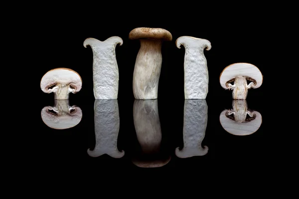 Один цілий і два нарізаних гриби короля устриць і два нарізаних коричневих ч — стокове фото