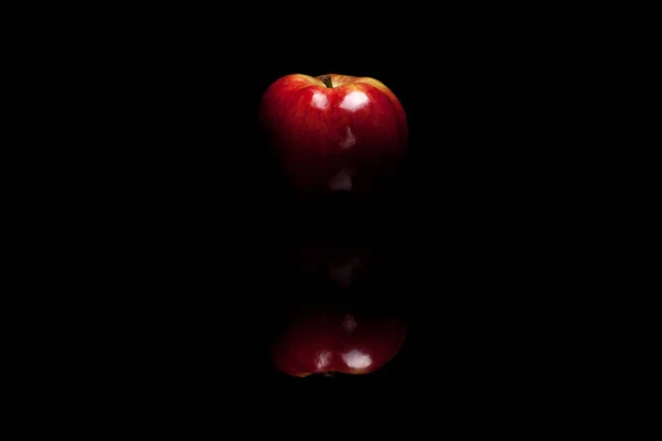 Manzana roja aislada sobre fondo negro — Foto de Stock