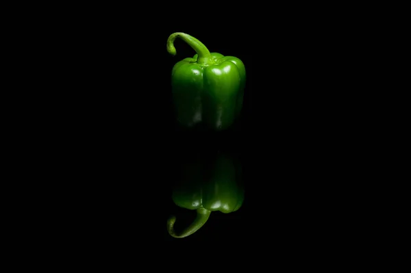 Hele groene paprika geïsoleerd op zwarte achtergrond — Stockfoto