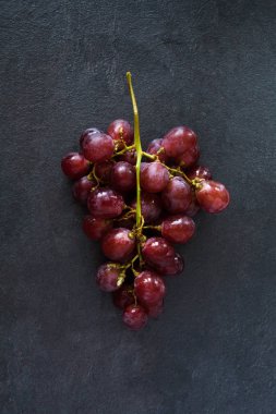  Taze gri kayrak taş backgrou izole kırmızı üzüm demet
