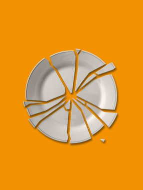  İzole kırık beyaz plaka sarı arka plan üzerinde