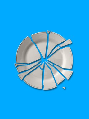  Gökyüzü mavi arka plan kırık beyaz tabakta izole