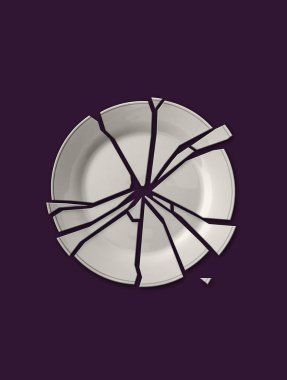  Mor arka plan kırık beyaz tabakta izole