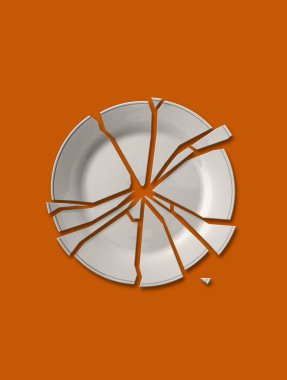  İzole kırık beyaz tabak turuncu zemin üzerine