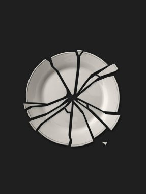  İzole kırık beyaz plaka koyu gri arka plan üzerinde