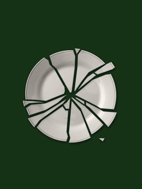  Koyu yeşil renkli kırık beyaz tabakta izole