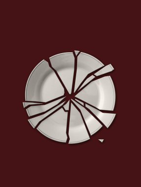  İzole kırık beyaz plaka kahverengi zemin üzerinde