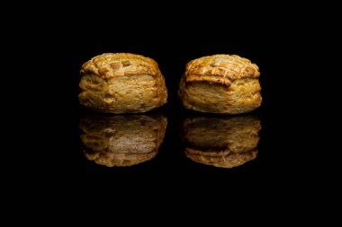 Siyah arka plan üzerine izole iki küçük Mısır ekmeği 
