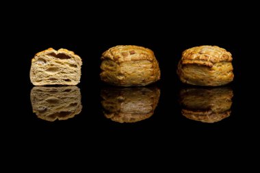 Siyah arka plan üzerine izole üç küçük Mısır ekmeği