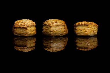 Siyah arka plan üzerine izole üç küçük Mısır ekmeği