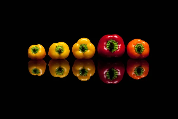 Beş mini siyah arka plan üzerine izole biber