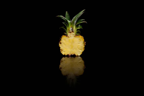 Połowa z ananasem mini na czarnym tle — Zdjęcie stockowe