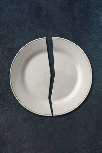 Kırık beyaz plaka gri kayrak taş zemin üzerine izole